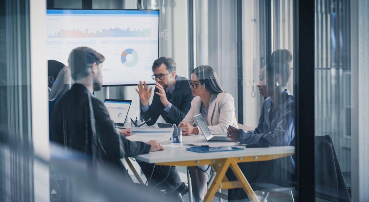 Business,Team,Meets,In,A,Glass,Office,To,Review,Dashboards,